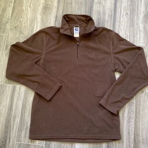 Men’s North face fleece in a rich brown color. Quarter zip